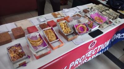 ਫੜੇ ਗਏ ਸੋਨੇ ਦੇ ਗਹਿਣੇ ਤੇ ਨਕਦੀ 
