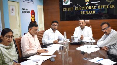 ਮੁੱਖ ਚੋਣ ਅਧਿਕਾਰੀ ਸਿਬਿਨ ਸੀ ਅਧਿਕਾਰੀਆਂ ਨਾਲ ਮੀਟਿੰਗ ਕਰਦੇ ਹੋਏ  