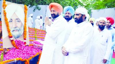 Balbir Singh Sidhu Paying tribute to former Chief Minister Shaheed Beant Singh