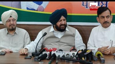 ਭਾਜਪਾ ਦੇ ਸੀਨੀਅਰ ਨੇਤਾ ਤੇ ਕੌਮੀ ਕਾਰਜਕਾਰਣੀ ਮੈਂਬਰ ਸਰਦਾਰ ਹਰਜੀਤ ਸਿੰਘ ਗਰੇਵਾਲ ਕਾਨਫਰੰਸ ਕਰਦੇ ਹੋਏ 