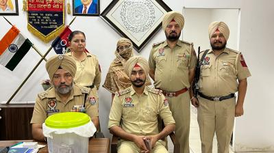 ਪੁਲਿਸ ਫੜੀ ਮੁਲਜ਼ਮ ਅਰਪਨਾ ਸਗੋਤਰਾ ਬਾਰੇ ਜਾਣਕਾਰੀ ਦਿੰਦੇ ਹੋਏ 