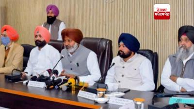 ਕੈਬਨਿਟ ਮੰਤਰੀ ਹਰਪਾਲ ਸਿੰਘ ਚੀਮਾ ਪੱਤਰਕਾਰਾਂ ਨੂੰ ਜਾਣਕਾਰੀ ਦਿੰਦੇ ਹੋਏ 