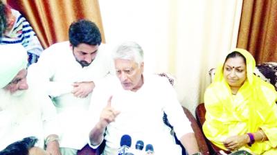 Sunil Jakhar Talking to Journalists
