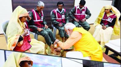 Modi cleared the feet of five cleaners in the Kumbh Mela
