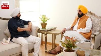 ਆਪ ਦੇ ਪੰਜਾਬ ਇੰਚਾਰਜ ਜਰਨੈਲ ਸਿੰਘ ਨੇ ਮੁੱਖ ਮੰਤਰੀ ਭਗਵੰਤ ਮਾਨ ਨਾਲ ਮੁਲਾਕਾਤ ਕਰਦੇ ਹੋਏ 