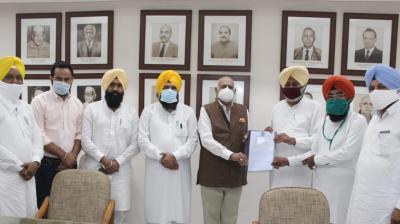 AAP submits memorandum to Punjab Governor for dismissal of corrupt ministers