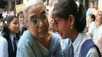 Girl-meeting-grandmother