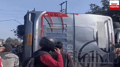 Volvo bus coming from Delhi to Lucknow overturned News