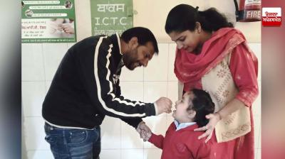  ਬੱਚਿਆਂ ਨੂੰ ਪੋਲੀਓ ਰੋਕੂ ਬੂੰਦਾਂ ਪਿਲਾਉਂਦੇ ਹੋਏ ਤਸਵੀਰ 