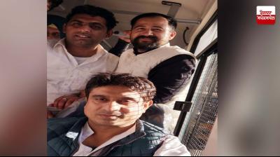 ਪੁਲਿਸ ਨੇ ਨੌਜਵਾਨ ਪ੍ਰਦਰਸ਼ਨਕਾਰੀਆਂ ਨੂੰ ਗ੍ਰਿਫ਼ਤਾਰ ਕਰਕੇ ਲਿਜਾਂਦੇ ਹੋਏ 