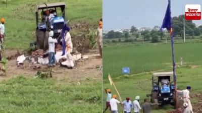 ਨਿਸ਼ਾਨ ਸਾਹਿਬ ਨੂੰ ਟਰੈਕਟਰ ਦੀ ਮਦਦ ਨਾਲ ਉਤਾਰਿਆ ਹੋਏ ਤਸਵੀਰ 