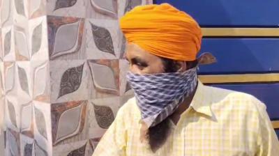 ਪੁਲਿਸ ਮੁਲਜ਼ਮ ਨੂੰ ਗ੍ਰਿਫ਼ਤਾਰ ਕਰਕੇ ਲਿਜਾਂਦੀ ਹੋਈ 