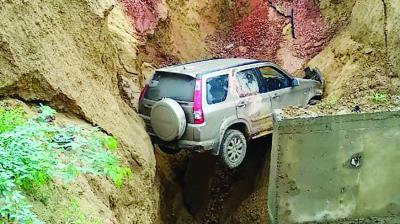 SUV falling in the gorge