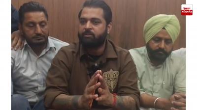 Gulab Sidhu apologizes for beating up Sarpanch in song