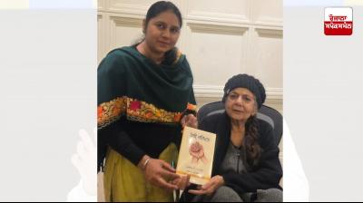 Baljinder Kaur Shergill presented the book 'Teri Rehmat' to Madam Jagjit Kaur, MD of the Daily Spokesman newspaper