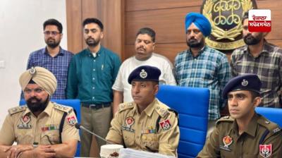 ਪੁਲਿਸ ਅਧਿਕਾਰੀ ਜਾਣਕਾਰੀ ਦਿੰਦੇ ਹੋਏ 