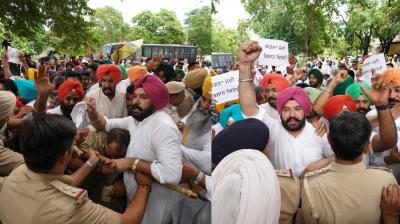 AAP surrounded the BJP office