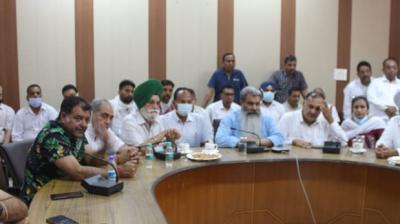 Meeting of Arhtiyas with Government