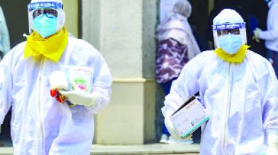 ਨਵੀਂ ਦਿੱਲੀ ਦੇ ਇਕ ਸਰਕਾਰੀ ਹਸਪਤਾਲ 'ਚ ਸਿਹਤ ਵਿਭਾਗ ਦੇ ਮੁਲਾਜ਼ਮ ਕੋਰੋਨਾ ਵਾਇਰਸ ਸ਼ੱਕੀਆਂ ਦੇ ਨਮੂਨਿਆਂ ਨੂੰ ਜਾਂਚ ਲਈ ਲਿਜਾਂਦੇ ਹੋਏ।  ਪੀਟੀਆਈ