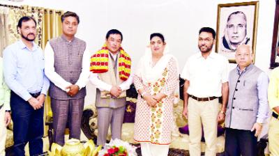  Bibi Rajinder Kaur Bhattal honored the delegation