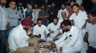 State Congress President spends the night at Dana Mandi Bharu, Giddarbaha with farmers regarding the demand for paddy purchase at Giddarbaha.
