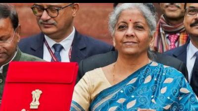 ਕੇਂਦਰੀ ਖ਼ਜ਼ਾਨਾ ਮੰਤਰੀ ਨਿਰਮਲਾ ਸੀਤਾਰਮਨ ਵਲੋਂ ਬਜਟ ਪੇਸ਼ ਕਰਨ ਲਈ ਸੰਸਦ ਵਲ ਜਾਂਦਿਆਂ ਦੀ ਫ਼ਾਈਲ ਫ਼ੋਟੋ।