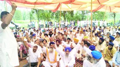 Farmers Protesting  before Randhawa Mill