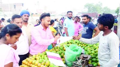 Executives Acting Aagainst Shopkeepers For Use Plastics Envelopes