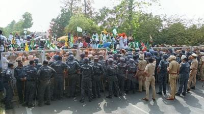 Farmers march towards Chandigarh breaking barricades
