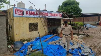 ਭੱਠੇ ’ਤੇ ਪੁਲਿਸ ਜਾਂਚ ਕਰਦੀ ਹੋਈ 