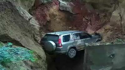 SUV Falls Into Ditch, Then Rescue Botch-Up