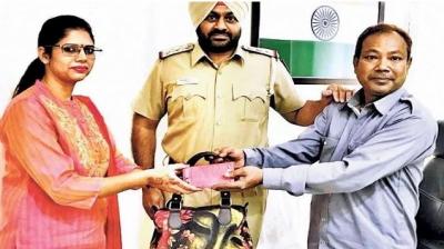 A bag full of jewelry and rupees received by auto driver, then returned...