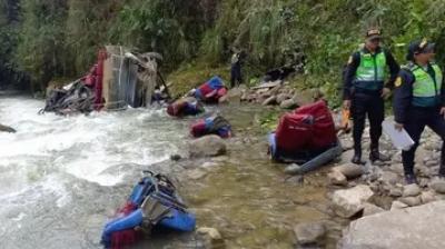 Big bus accident in Peru, 25 dead, many passengers washed down the river