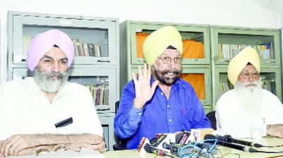 Addressing the Press Conference Dr. Gurdarshan Singh Dhillon