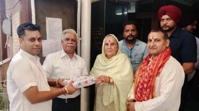  Chief Minister Bhagwant Mann's mother arrived for darshan at the temple of Sri Kali Devi