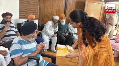 Deputy Commissioner Dr. Preeti Yadav celebrated Diwali with the elderly at Mata Khivi Old Age Home