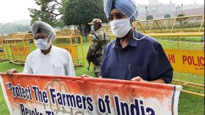 Partap Bajwa and Shamsher Dullo hold a protest against anti-farmer ordinances