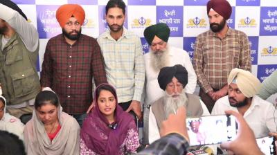 ਵਿਦੇਸ਼ਾਂ ਤੋਂ ਵਾਪਸ ਪਰਤੀਆਂ ਲੜਕੀਆਂ ਜਾਣਕਾਰੀ ਦਿੰਦੀਆਂ ਹੋਈਆਂ  