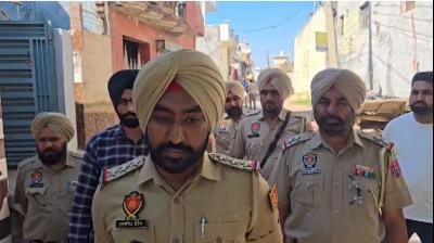 SHO ਡੇਰਾਬੱਸੀ ਮਨਦੀਪ ਸਿੰਘ ਪੱਤਰਕਾਰਾਂ ਨਾਲ ਗੱਲਬਾਤ ਕਰਦੇ ਹੋਏ 