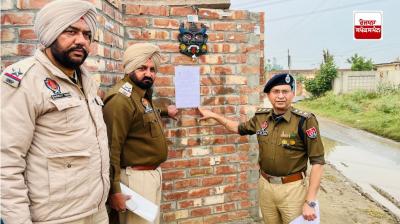 ਪੁਲਿਸ ਅਧਿਕਾਰੀ ਨਸ਼ਾ ਤਸਕਰ ਦੀ ਪ੍ਰਾਪਰਟੀ ਅਟੈਚ ਕਰਦੇ ਹੋਏ 