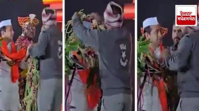 Farmer climbs on stage and garlands Maharashtra minister with onions