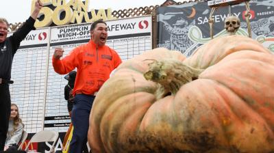 American man sets world record for growing heaviest Pumpkin
