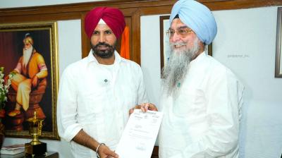 ਰਾਜਾ ਵੜਿੰਗ ਆਪਣਾ ਅਸਤੀਫਾ ਵਿਧਾਨ ਸਭਾ ਸਪੀਕਰ ਨੂੰ ਸੌਂਪਦੇ ਹੋਏ 