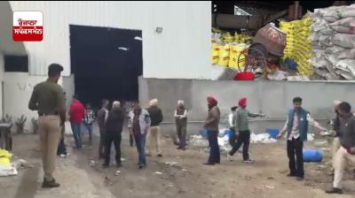 ਖੇਤੀਬਾੜੀ ਵਿਭਾਗ ਲੁਧਿਆਣਾ 'ਚ ਕੀਟਨਾਸ਼ਕ ਅਤੇ ਖਾਦ ਬਣਾਉਣ ਵਾਲੀ ਫ਼ੈਕਟਰੀ ’ਤੇ ਛਾਪਾ ਮਾਰਦੇ ਹੋਏ 