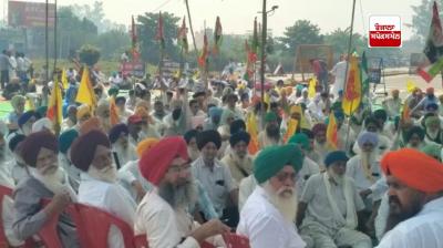 ਕਿਸਾਨਾਂ ਵਲੋਂ ਪ੍ਰਮੁੱਖ ਮਾਰਗ ਕੀਤੇ ਹੋਏ ਜਾਮ