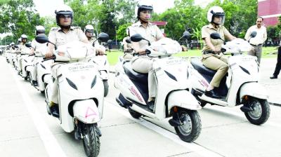 The women police took part in rehearsals by wearing a helmet on the head