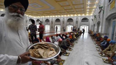 ਗੁਰਦਵਾਰਾ ਰਾਜੌਰੀ ਗਾਰਡ ਦੇ ਸੇਵਾਦਾਰ ਤੇ ਸਟਾਫ਼ ਮੈਂਬਰ ਆਦਿ ਜ਼ਰੂਰਤਮੰਦਾਂ ਨੂੰ ਲੰਗਰ ਵੰਡਦੇ ਹੋਏ।