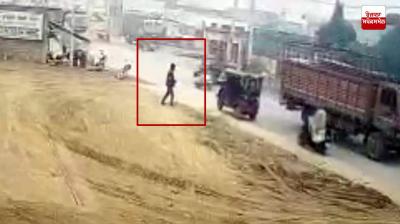 ਮ੍ਰਿਤਕ ਲੱਕੀ ਹਾਈ ਵੋਲਟੇਜ ’ਤੇ ਪੈਰ ਰੱਖਦੇ ਦੀ ਸੀਸੀਟੀਵੀ ਫ਼ੁਟੇਜ ’ਚ ਦਿਖਾਈ ਦਿੰਦਾ ਹੋਇਆ 