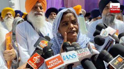 SGPC ਮੈਂਬਰ ਪਰਮਜੀਤ ਕੌਰ ਲਾਡਰਾਂ ਪੱਤਰਕਾਰਾਂ ਨਾਲ ਗੱਲਬਾਤ ਕਰਦੇ ਹੋਏ 