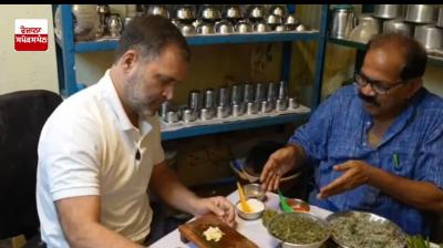 ਰਾਹੁਲ ਗਾਂਧੀ ਨੇ ਦਲਿਤ ਪਰਿਵਾਰ ਦੇ ਘਰ ਪਕਾਇਆ ਖਾਣਾ ਖਾਂਦੇ ਹੋਏ 